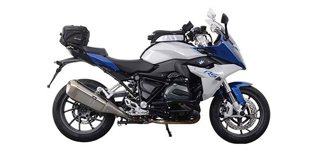 R1200RSのトップケース、パニアケース、サイドケース、エンジンガード、タンクバッグなどはツーリングに欠かせないカスタムパーツ。